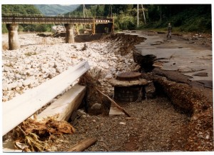 089５８．９．２８豪雨(印画01)01（国道360　宮川村岸奥）